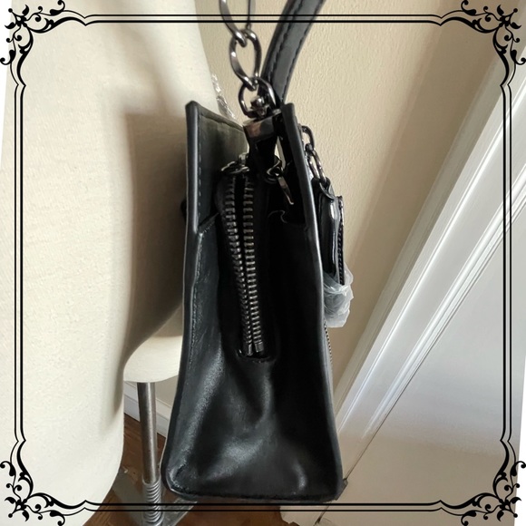 Rare find NicoPanda mini tote in leather and patent accents w shoulder chain - Picture 4 of 10